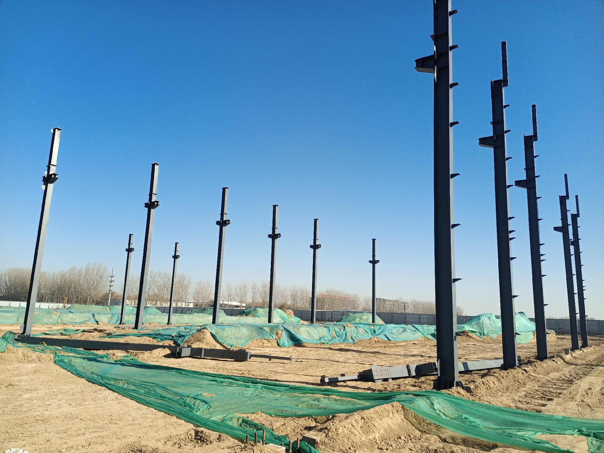 鋼結(jié)構(gòu)立柱施工，衡水鋼結(jié)構(gòu)廠家，衡水鋼結(jié)構(gòu)廠，衡水鋼結(jié)構(gòu)廠房，衡水廠房車間加工，金鼎鋼構(gòu)，衡水鋼結(jié)構(gòu)加工廠，金鼎鋼結(jié)構(gòu)，激光切割加工鋼結(jié)構(gòu)，機(jī)械手焊接鋼結(jié)構(gòu)