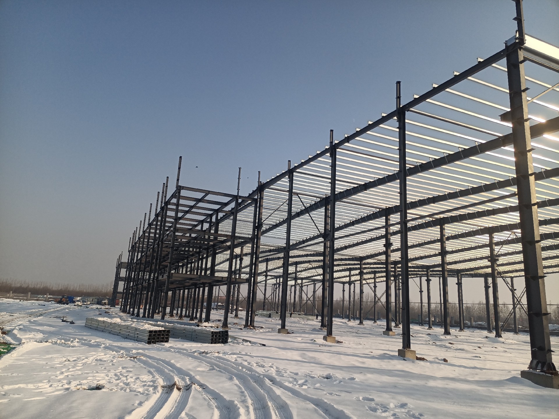 鋼結(jié)構(gòu)，鋼結(jié)構(gòu)工程，衡水鋼結(jié)構(gòu)廠家，鋼結(jié)構(gòu)加工廠，鋼結(jié)構(gòu)車間，金鼎鋼構(gòu)，雪地里的工地