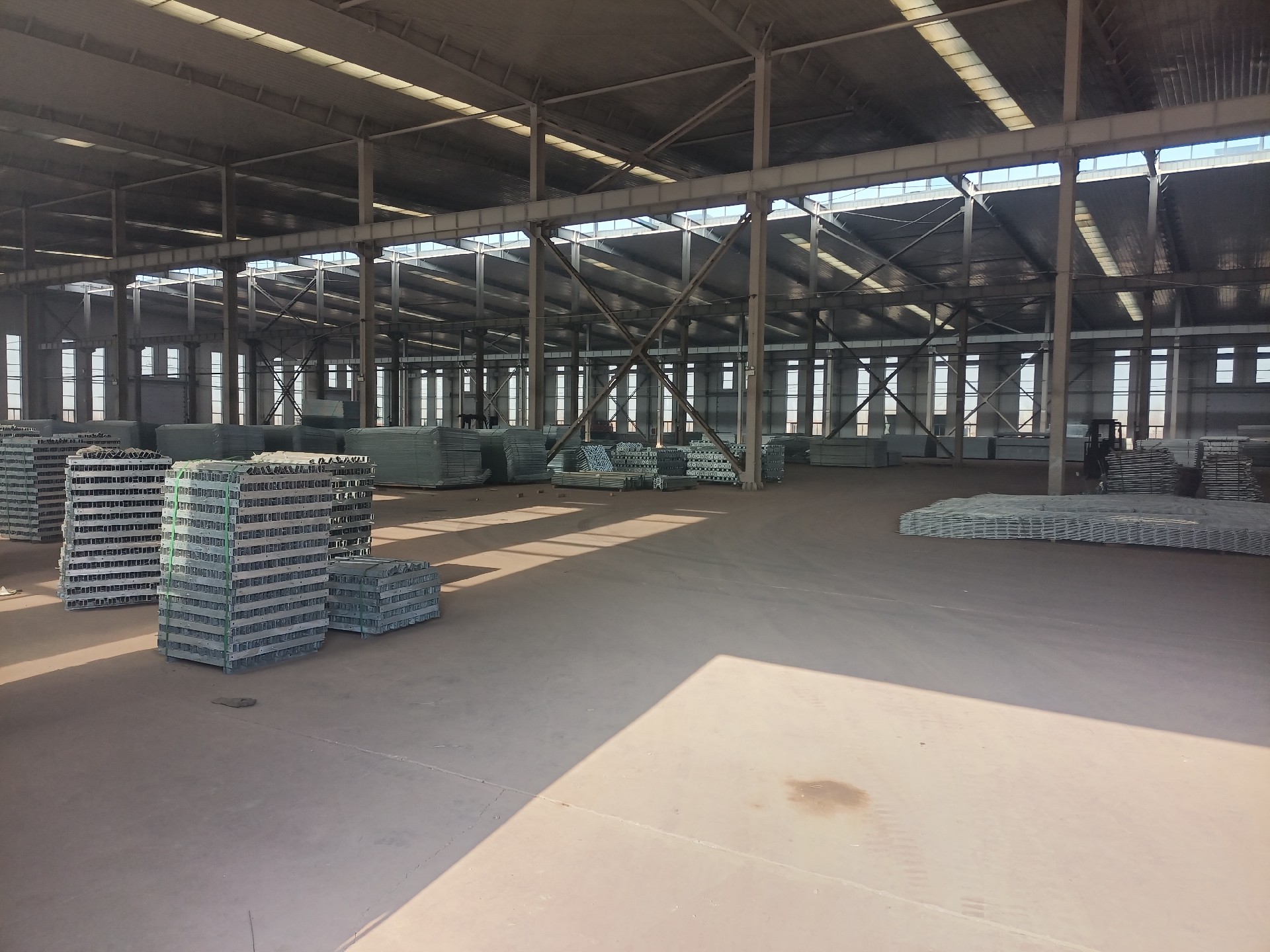 絲網(wǎng)車間內(nèi)景  鋼結(jié)構(gòu)廠房投入使用   廠房內(nèi)效果  鋼結(jié)構(gòu)廠房內(nèi)部 .jpg