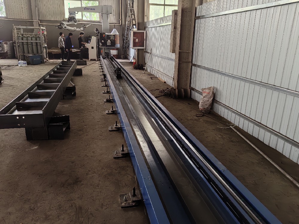 懸臂機(jī)械手自動化焊接鋼結(jié)構(gòu)行車梁